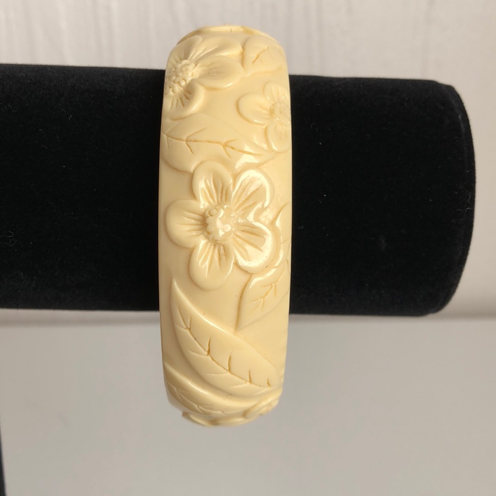 Women’s Ivory Color Bangle Bracelet